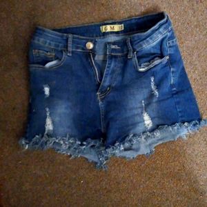 GM small size 5/6 distressed shorts